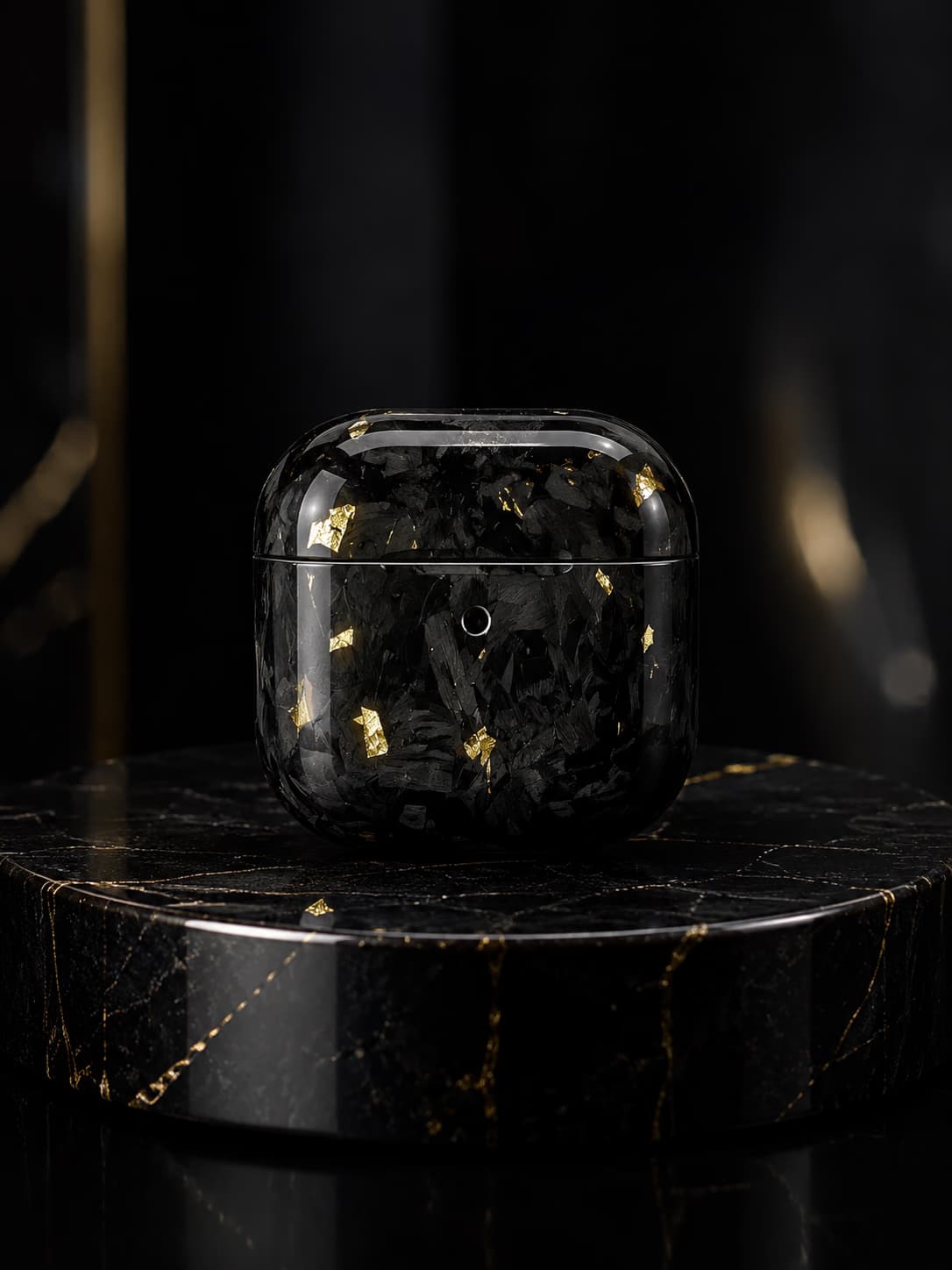 Schwarzes Forged-Carbon-Case für AirPods Pro mit goldfarbenen Akzenten auf dunklem Marmorsockel