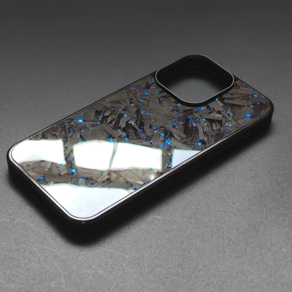 Schwarze iPhone-Hülle mit Forged-Carbon-Struktur und blauen Akzenten